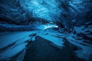아이슬란드를 겨울에 방문하는 가장 큰 매력 중 하나는 바트나요쿨 빙하 아래의 얼음 동굴을 탐험할 수 있다는 점입니다.