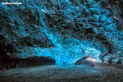 スーパーブルーとも呼ばれるアイスランドの氷の洞窟では、ガイドが氷河や洞窟のでき方について丁寧に説明してくれる