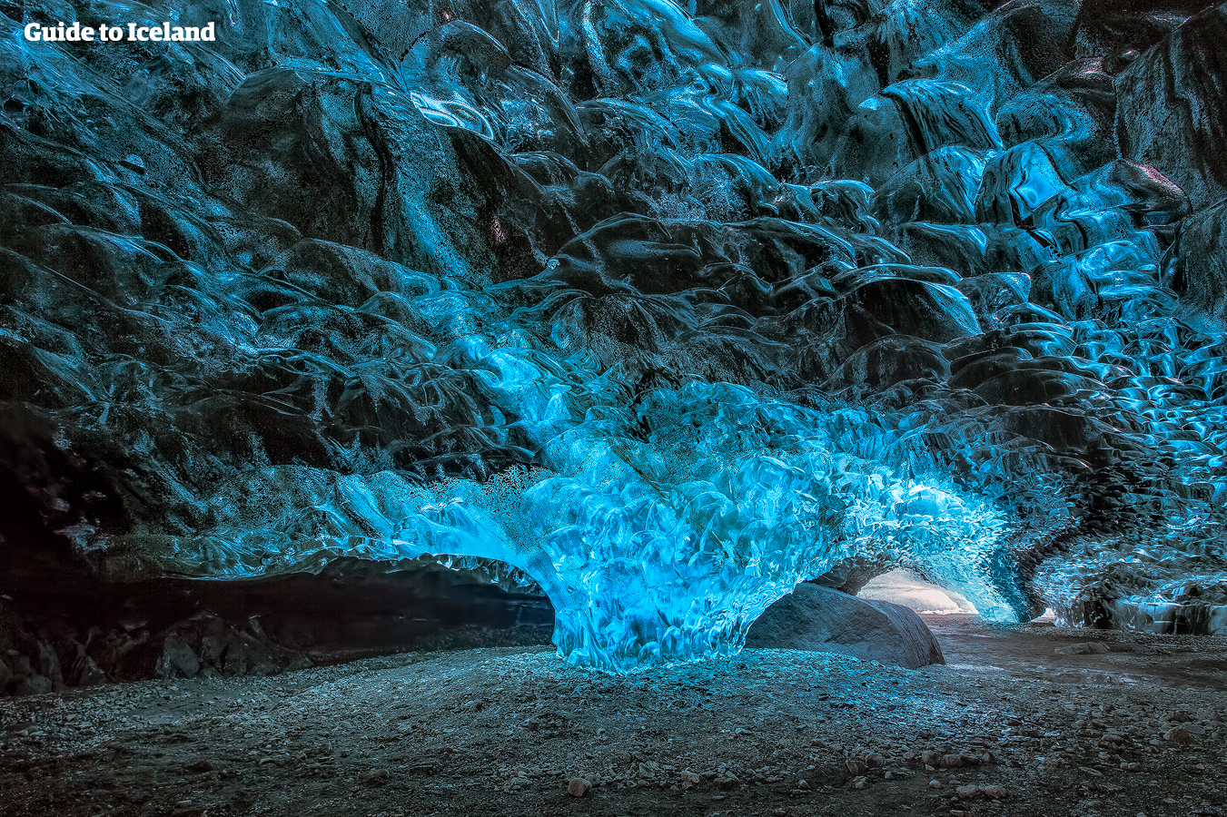 スーパーブルーとも呼ばれるアイスランドの氷の洞窟に入り内部を探検しながらガイドから氷河や洞窟のでき方について説明がある