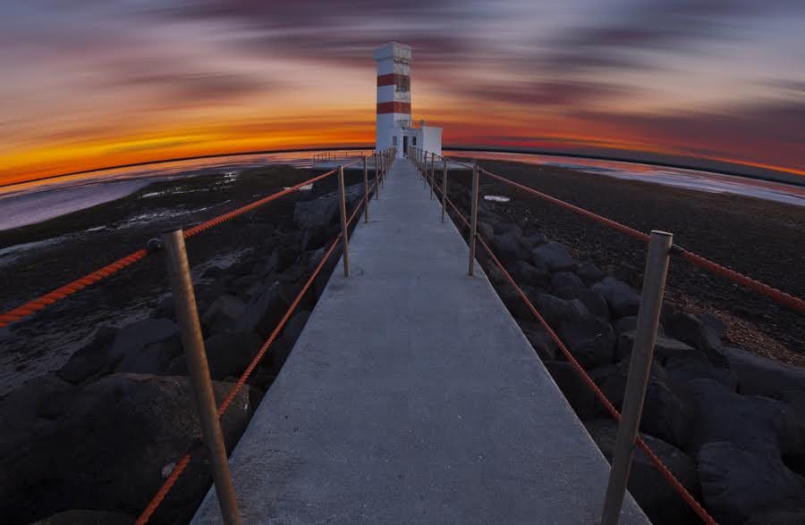 Die Halbinsel Reykjanes hat viele Attraktionen zu bieten, darunter den Leuchtturm von Reykjanesvíti, den ältesten seiner Art im Land.