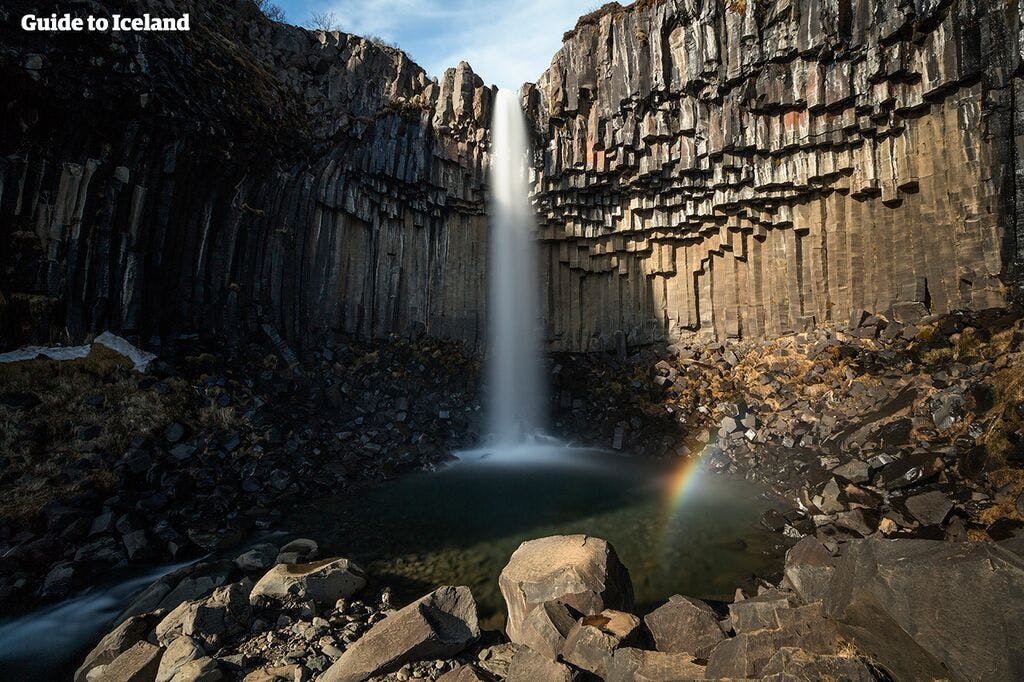 斯卡夫塔山国家公园中的斯瓦提瀑布被黝黑的六棱玄武岩柱环绕，瀑布名称即为“黑瀑布”。