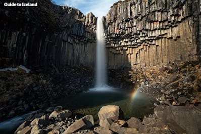 柱状節理に囲まれたスヴァルティフォスの滝は、アイスランド語で黒い滝という意味の名だ