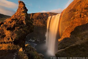 在冰岛夏日的阳光照耀之下，斯科加瀑布(Skógafoss)前经常都会挂着一到美丽的彩虹。