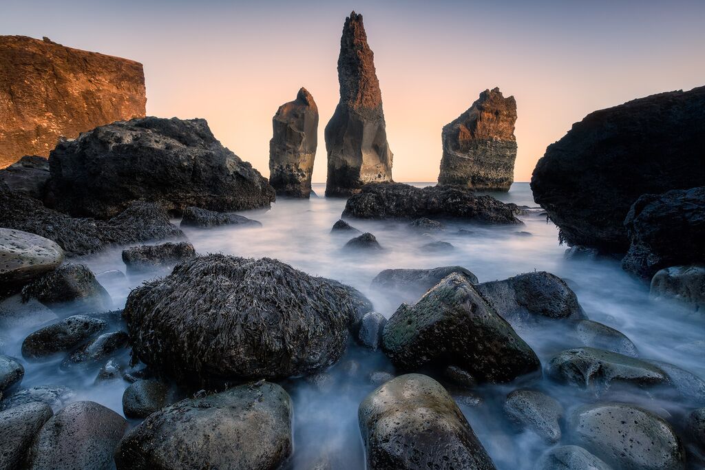 レイニスフィヤラのビーチには、不思議な形の大きな岩々がそびえ立っている