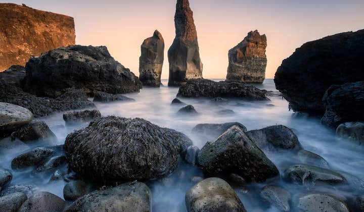 レイニスフィヤラのビーチには、不思議な形の岩々がそびえ立っている