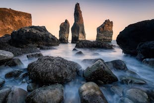 La plage de sable noir de Reynisfjara en Islande abrite de multiples formations rocheuses spectaculaires.