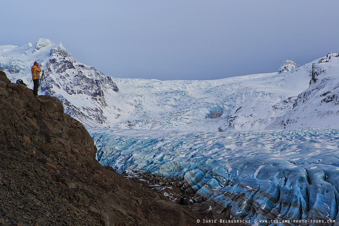 ปีนกลาเซียร์ในทางตะวันออกเฉียงใต้ของไอซ์แลนด์ที่สวีนาเฟลล์สโจกุลล์ ส่วนปลายของธารน้ำแข็งวัทนาโจกุล ธารน้ำแข็งที่ใหญ่ที่สุดในยุโรป