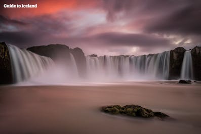 午夜阳光下的众神瀑布无比美丽，沿一号公路环岛旅行时，众神瀑布是冰岛北部的必去景点。