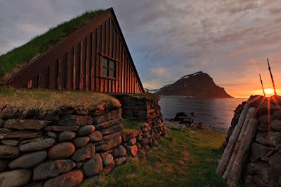 冰岛人一度住在这种草顶屋中，持续了几个世纪