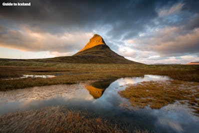 En été en Islande, les mers sont souvent si calmes que des montagnes comme Kirkjufell s'y reflètent parfaitement.