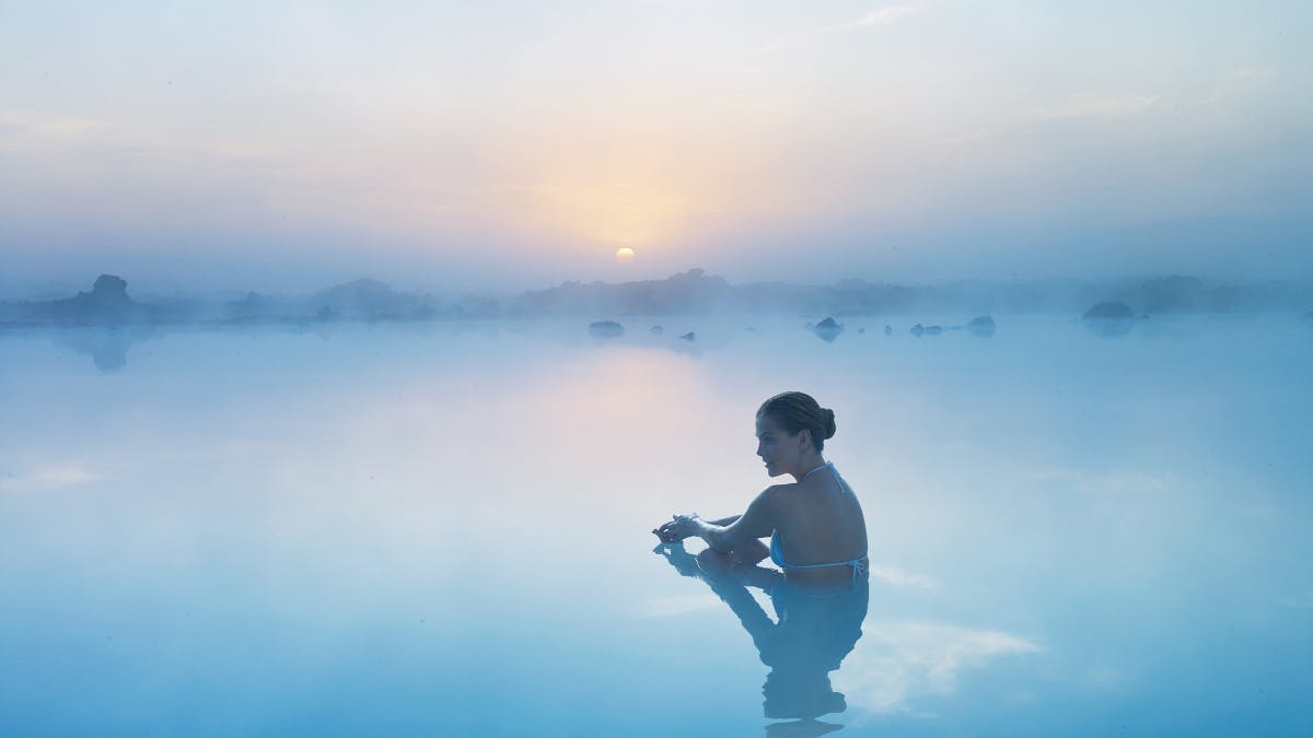 Eine Urlauberin entspannt sich nach ihrer Reise in der zauberhaften Blauen Lagune.