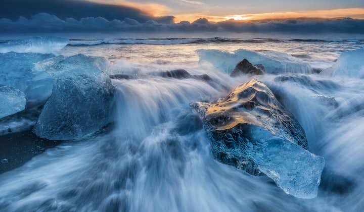 杰古沙龙冰河湖(Jökulsárlón)的碎冰在钻石沙滩被海浪不断洗刷打磨