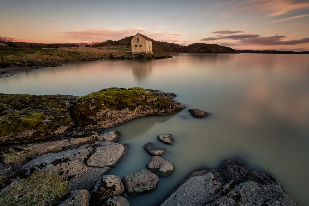 Het Lögurinn-meer in Oost-IJsland zou de Lagarfljótsormurinn huizen, een serpent dat zich verbergt onder het oppervlak.