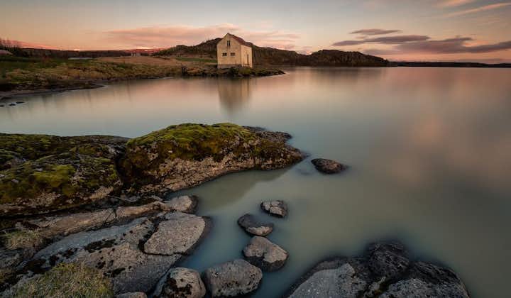 Het Logurinn-meer in Oost-IJsland zou de Lagarfljotsormurinn huizen, een serpent dat zich verbergt onder het oppervlak.