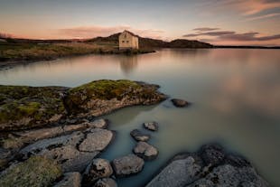 Het Logurinn-meer in Oost-IJsland zou de Lagarfljotsormurinn huizen, een serpent dat zich verbergt onder het oppervlak.