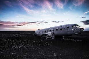 백야에 보이는 아이슬란드 남부에 있는 DC 비행기의 잔해.