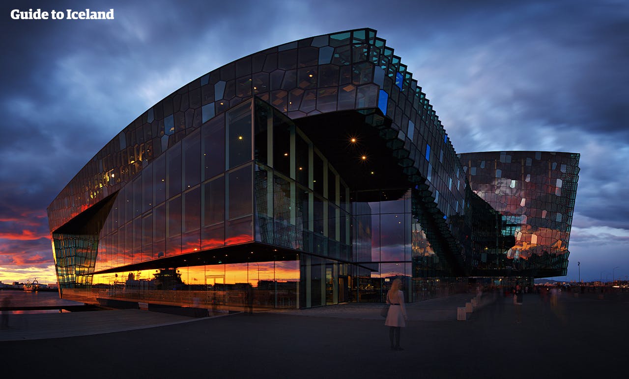 Breng een bezoek aan het prachtige concertgebouw Harpa wanneer je Reykjavík verkent.
