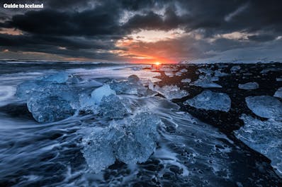 冰岛南岸的钻石沙滩全年都会有闪闪发光的碎冰