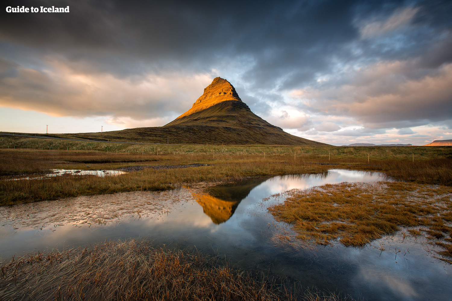奇妙な形の山、キルキュフェットル（アイスランド西部）