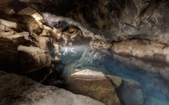 Grjótagjá地洞温泉一年四季都保持着高水温。