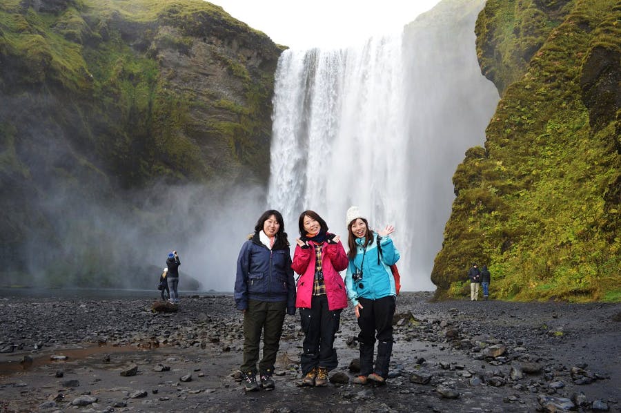 Der Skógafoss ist ein großer und mächtiger Wasserfall, den du von der Ringstraße an der Südküste Islands aus sehen kannst.