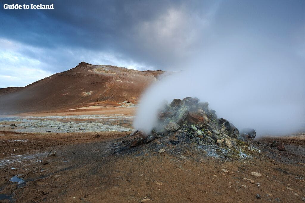 Una fumarola humeante en el paso de Námaskarð en el norte de Islandia.