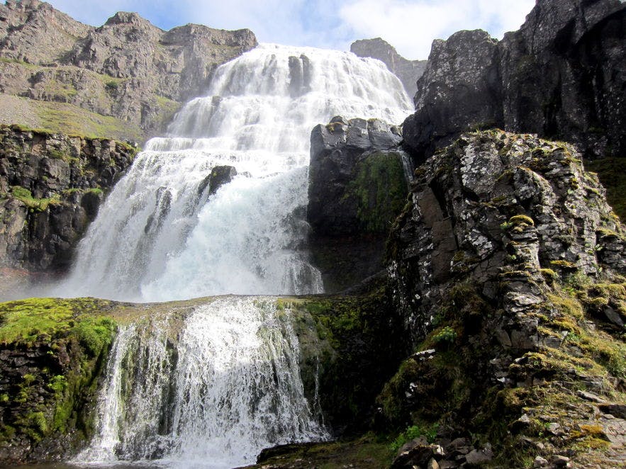 Der Dynjandi-Wasserfall in den Westfjorden von Island ist einfach atemberaubend.