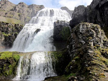 La cascata Dynjandi, nei fiordi occidentali dell'Islanda, è mozzafiato.