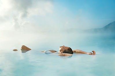 Spa Błękitna Laguna wypełnione wodą o właściwościach leczniczych to idealne miejsce na rozpoczęcie urlopu na Islandii.
