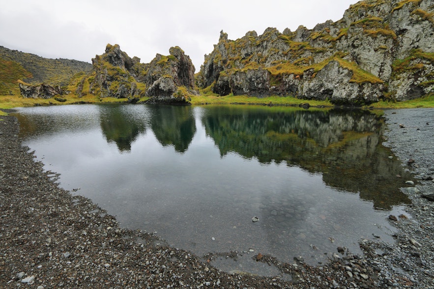 斯奈山半岛的Djúpalónssandur黑沙滩拥有许多造型奇特的熔岩