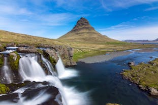 Vattenfallet Kirkjufellsfoss ligger i skuggan av berget Kirkjufell på Snæfellsneshalvön.