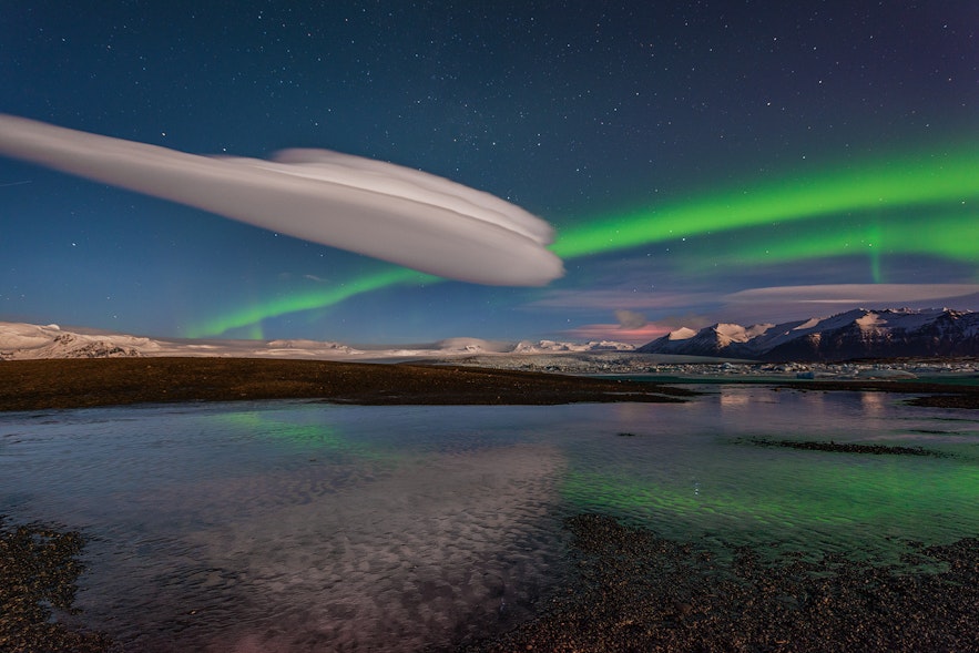 冰岛杰古沙龙冰河湖北极光，突然出现的云