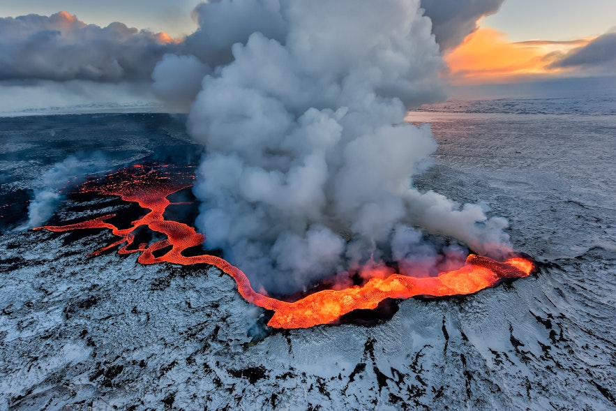冰岛火山爆发的壮丽景色