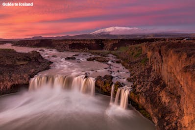 Het zuiden en de hooglanden van IJsland hebben talloze watervallen; de waterval die hier wordt afgebeeld is de weinig bekende Thjofafoss.