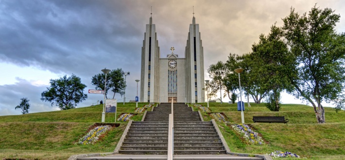 阿克雷里教堂位于冰岛北部首都阿克雷里，被誉为冰岛最美教堂之一
