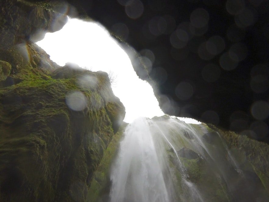 SeljalandsfossとGljúfrabúi Waterfall