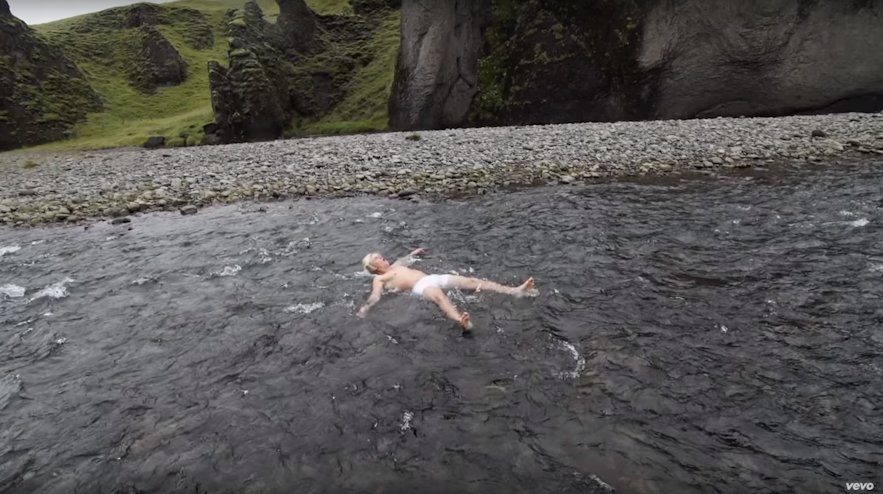 Bieber freezing in an Icelandic glacial river