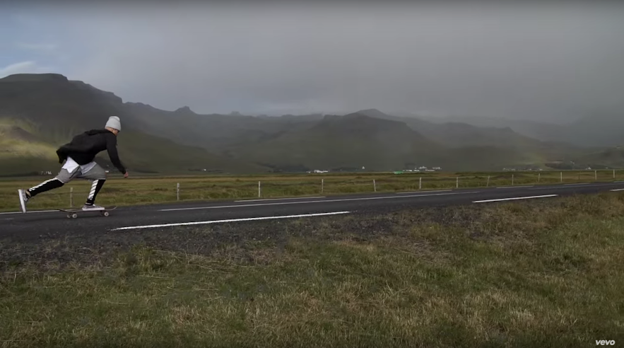 Justin Bieber jadący na deskorolce po Islandii