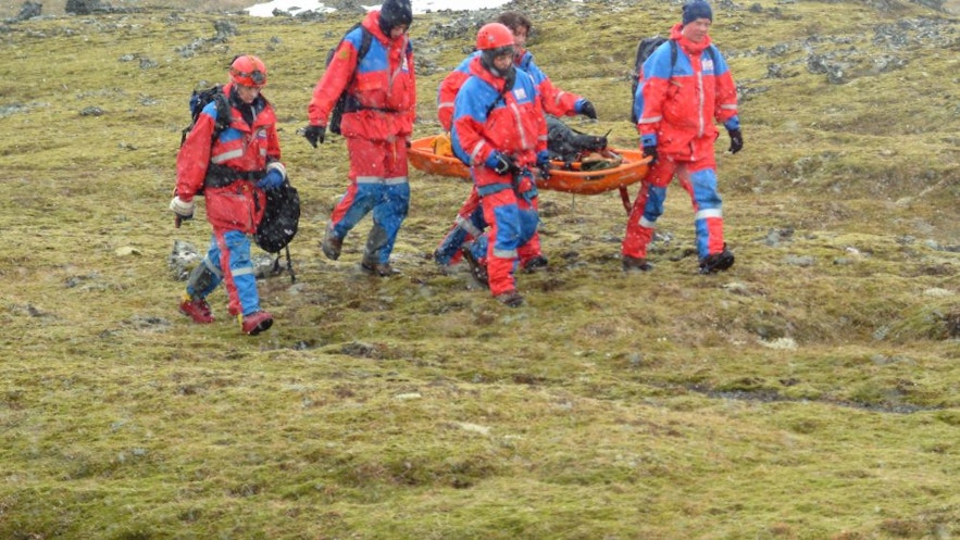 救助活動中のアイスランドのレスキュー隊