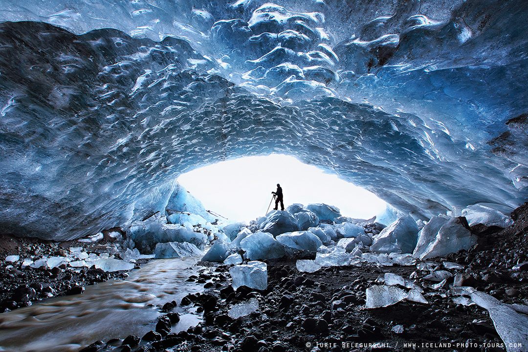 アイスランドの氷河にできる氷の洞窟に入るのは珍しい体験