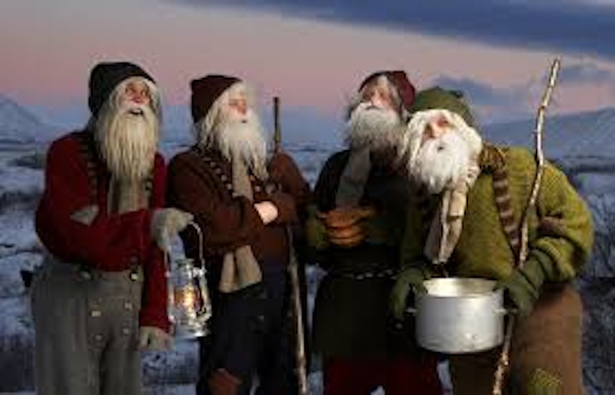 13 Mikołajów w grudniu schodzi z gór do islandzkich miast.