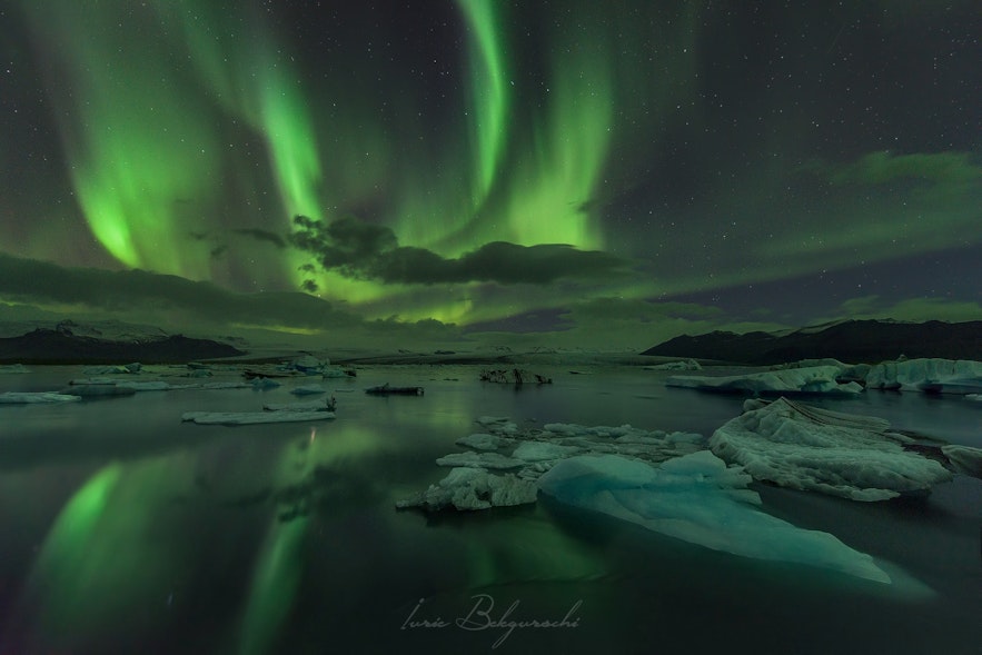 La aurora boreal sobre la laguna glaciar de Jokulsarlon.