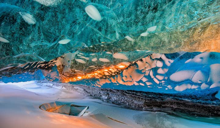 アイスランドの氷の洞窟のまばゆいばかりの青い世界は感動必至。