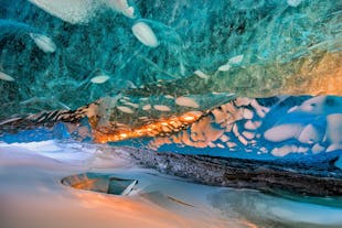 アイスランドの氷の洞窟のまばゆいばかりの青い世界は感動必至。