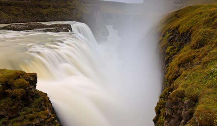 Dette spektakulære bildet skildrer den Gullfoss, med sin imponerende kraft og store sprut.