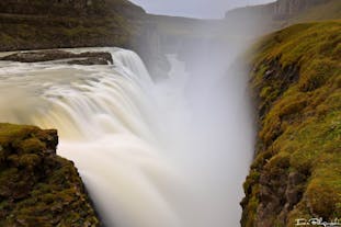 Dette spektakulære bildet skildrer den Gullfoss, med sin imponerende kraft og store sprut.