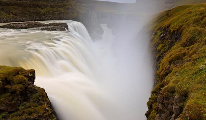 Ten spektakularny obraz przedstawia potężną siłę i ogromny strumień Złotego Wodospadu, znanego również jako Gullfoss.