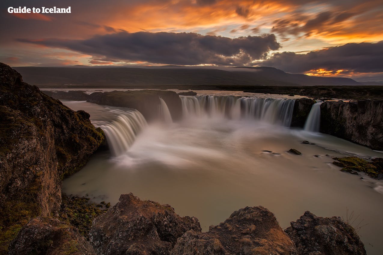 从冰岛东部自驾抵达北部阿克雷里途中您首先会看到迷人的众神瀑布