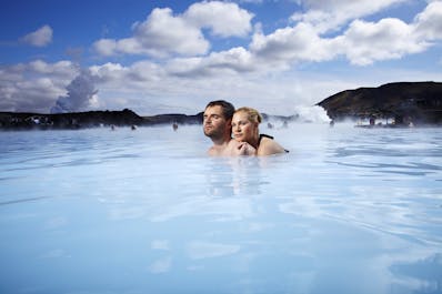 蓝湖温泉位于冰岛雷克亚内斯半岛之上，是一个适合和爱人一起泡温泉放松身心的浪漫地点