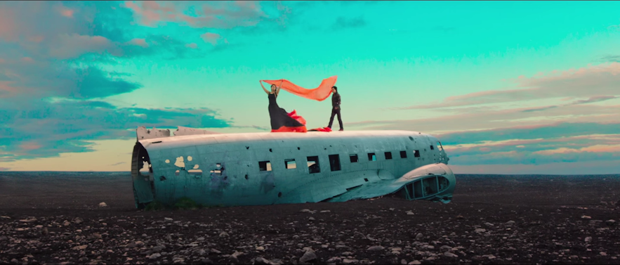 Dilwale plane shot with Shah Rukh Khan and Kajol in Iceland
